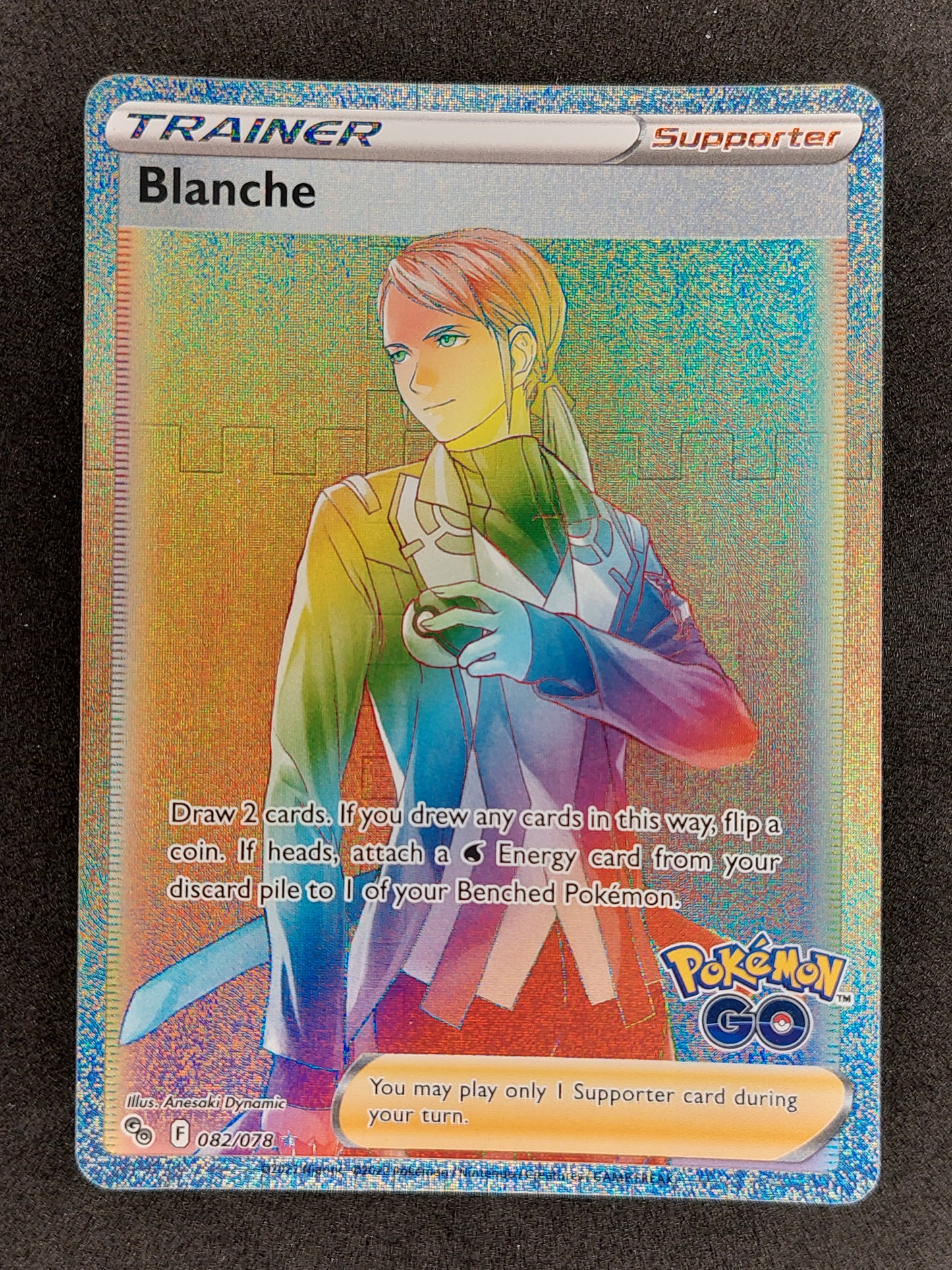 Pokemon Go Trainer Blanche Rainbow Secret Rare 082/078